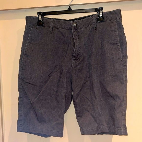 Volcom Men’s grey/ faded black pocketed long shorts size 34 - Picture 1 of 7